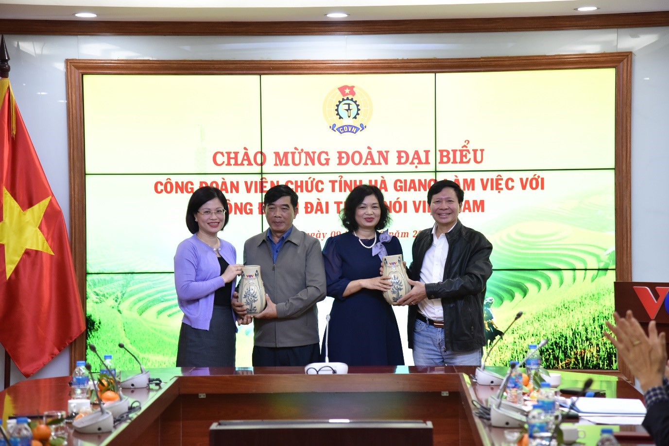 Giao lưu, trao đổi kinh nghiệm hoạt động giữa Công đoàn Đài Tiếng nói Việt Nam với Công đoàn Viên chức tỉnh Hà Giang. 