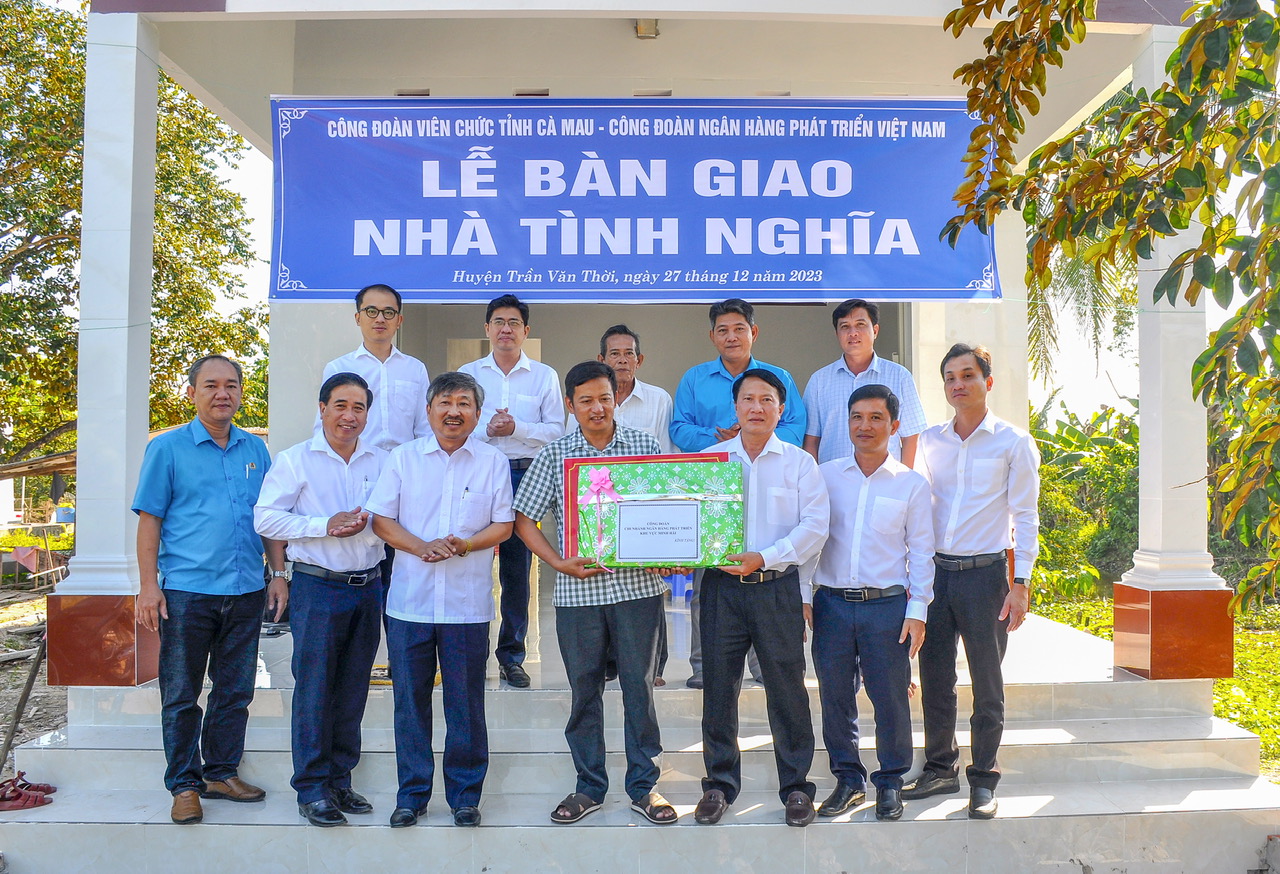 Công đoàn Ngân hàng phát triển Việt Nam trao nhà tình nghĩa 