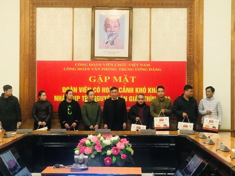 Công đoàn Văn phòng Trung ương Đảng tổ chức gặp mặt và trao tặng quà cho đoàn viên có hoàn cảnh khó khăn nhân dịp Tết nguyên đán Giáp Thìn 2024