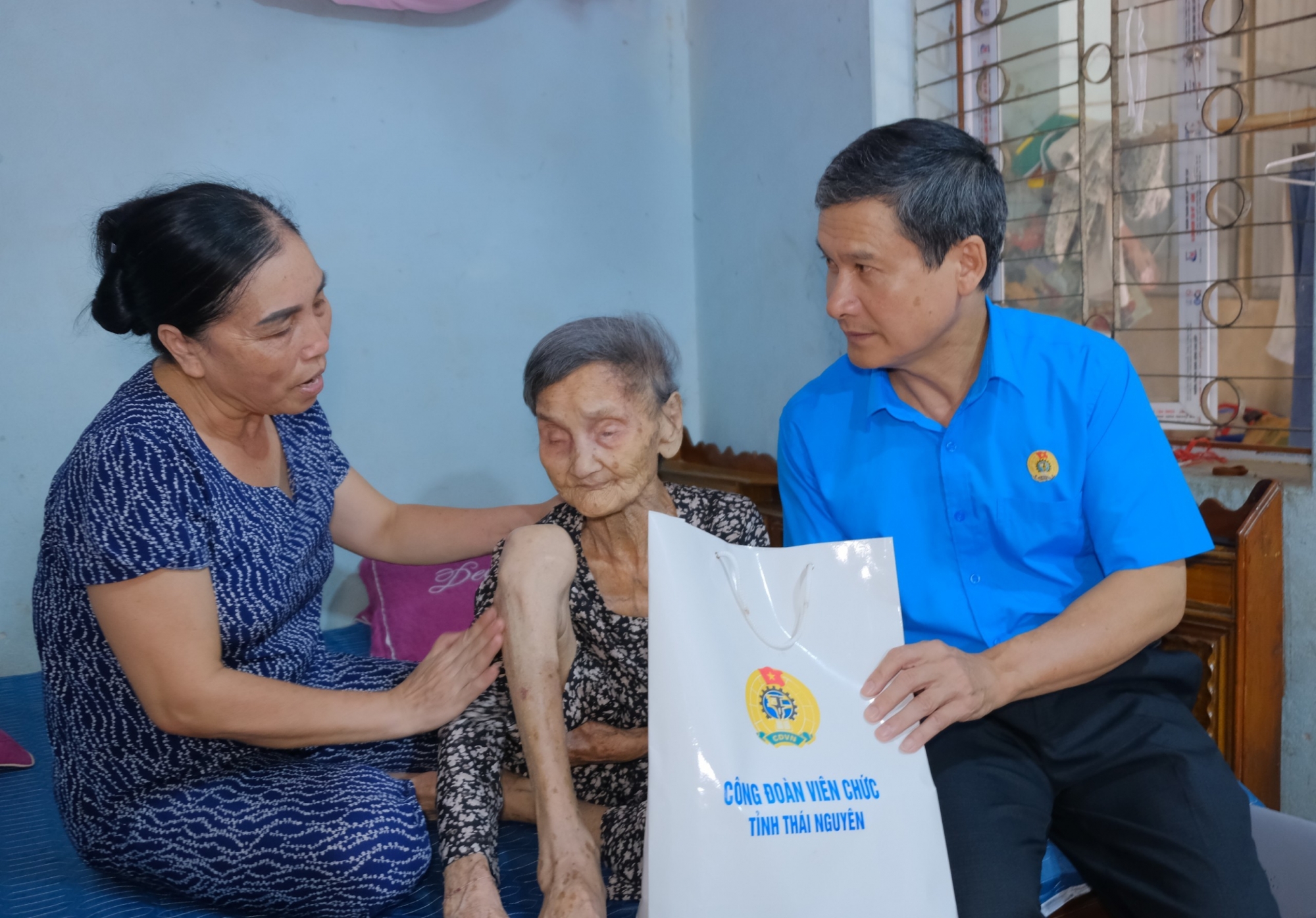 CĐVC tỉnh Thái Nguyên thăm tặng quà Mẹ Việt nam anh hùng và gia đìnhThương binh, Liệt sỹ