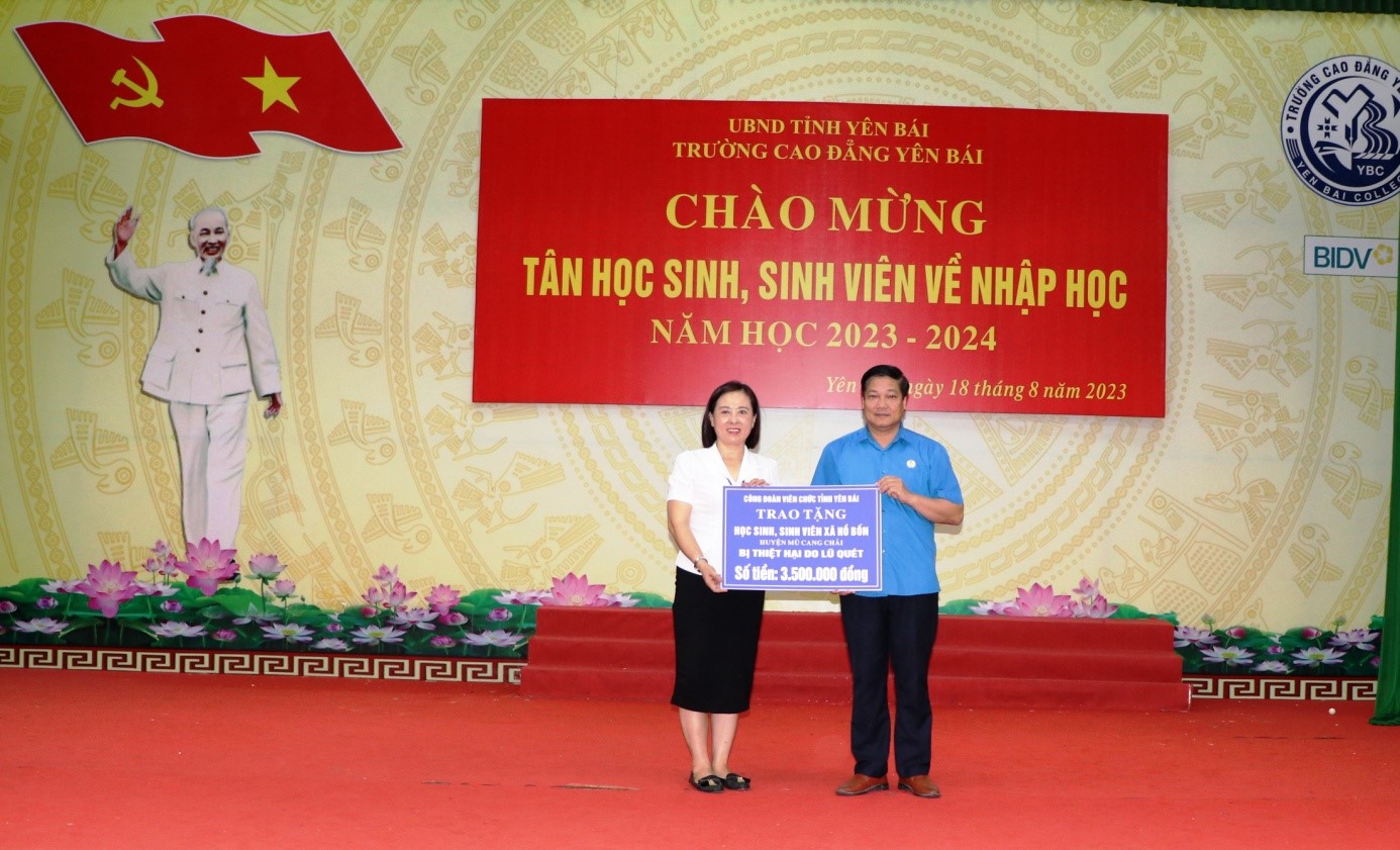 Công đoàn Viên chức tỉnh Yên Bái trao tặng quà cho học sinh, sinh viên xã Hồ Bốn huyện Mù Cang Chải chịu thiệt hại do lũ quét
