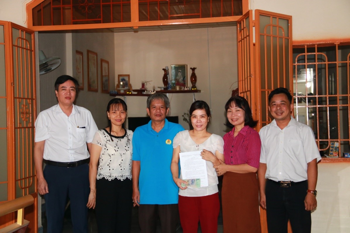 Trao tiền hỗ trợ xây dựng nhà “Mái ấm Công đoàn” cho đoàn viên Đỗ Thị Hải Yến, Công đoàn cơ sở Trường Cao đẳng Bình Phước