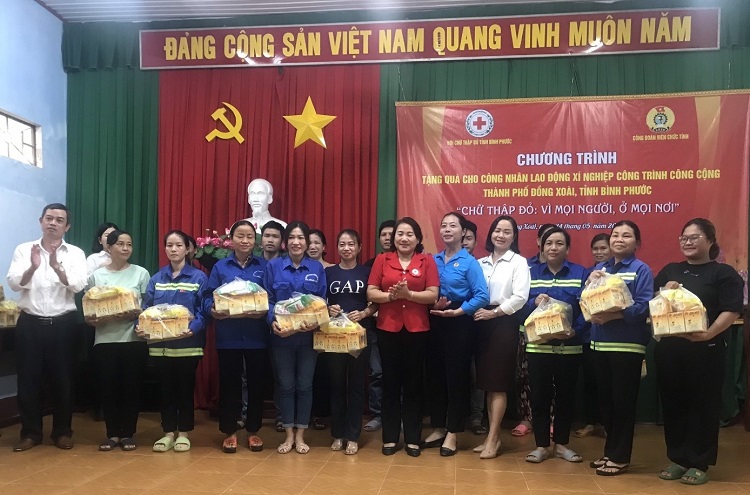 Công đoàn Viên chức tỉnh Bình Phước phối hợp với Hội Chữ thập đỏ tỉnh Bình Phước tặng quà tri ân người lao động