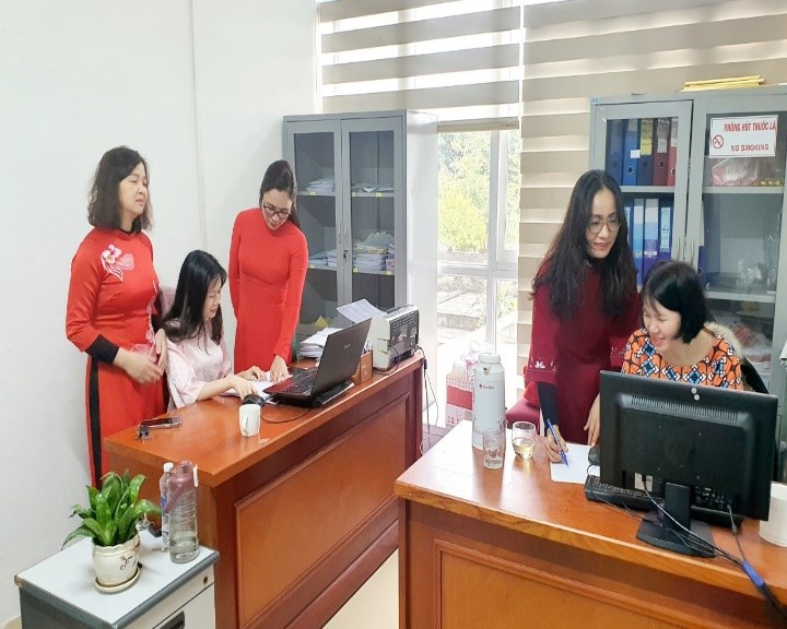 Nữ đoàn viên, CNVCLĐ thuộc Công đoàn Viên chức tỉnh Lào Cai sôi nổi trong ngày đầu tiên hưởng ứng 