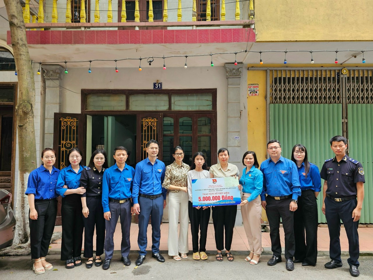 CĐVC tỉnh Ninh Bình phối hợp trao tặng sổ tiết kiệm cho con đoàn viên có hoàn cảnh khó khăn vượt khó vươn lên đạt thành tích cao trong học tập