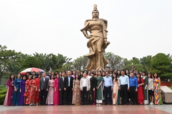 Công đoàn Bộ Tư pháp dâng hương tưởng niệm đồng chí Nguyễn Đức Cảnh và  Nữ tướng Lê Chân tại Hải Phòng