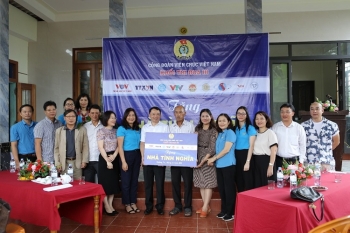 Khối Thi đua III-Công đoàn Viên chức Việt Nam tặng nhà tình nghĩa tại Quảng Trị