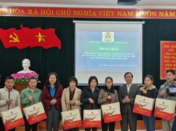 Công đoàn Viên chức tỉnh Yên Bái trao 121 phần quà tết cho đoàn viên công đoàn