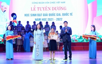 Công đoàn Viên chức Việt Nam - Tổ chức Lễ Tuyên dương học sinh đạt giải quốc gia, quốc tê năm học 2021 - 2022
