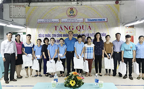Khối thi đua số II Công đoàn Viên chức Việt Nam thăm và tặng quà cho đoàn viên có hoàn cảnh khó khăn nhân Tháng Công nhân năm 2018