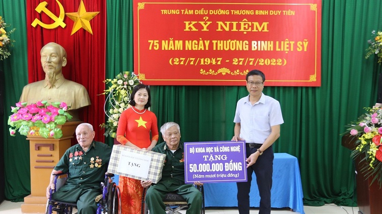 Bộ Khoa học và Công nghệ thăm, trao quà tại Trung tâm điều dưỡng thương binh Duy Tiên- Hà Nam