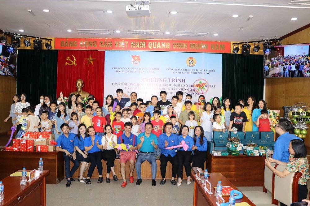 Cơ quan Đảng uỷ Khối Doanh nghiệp: Tổ chức Tuyên dương học sinh có thành tích cao trong học tập và gặp mặt con đoàn viên và người lao động