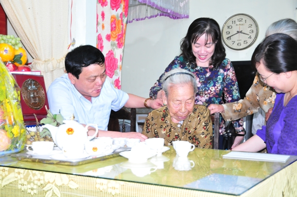 Công đoàn Văn phòng Quốc hội thăm và tặng quà Mẹ Việt Nam anh hùng tỉnh Quảng trị