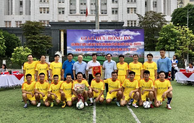 Công đoàn Bộ Nội vụ tổ chức giao hữu bóng đá