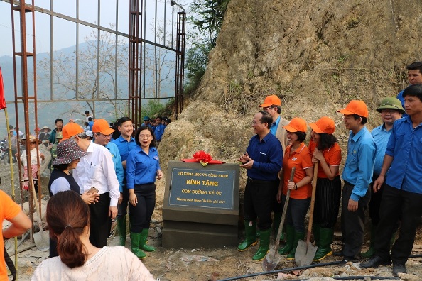 Công đoàn Bộ KH&CN khởi công, gắn biển “Con đường ký ức” huyện Vị Xuyên, Hà Giang tại Chương trình “Tháng Ba biên giới”