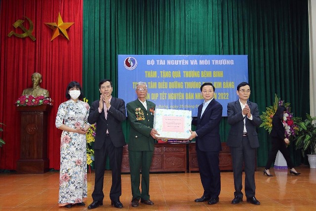 Công đoàn Bộ Tài nguyên và Môi trường thăm, tặng quà cho các thương bệnh binh Trung tâm Điều dưỡng thương binh Kim Bảng- Hà Nam nhân dịp Tết Nguyên đán  Nhâm Dần - 2022