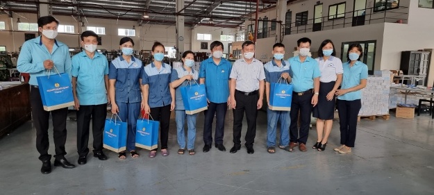 Công đoàn Viên chức Việt Nam tặng quà cho người lao động Công ty In Tiến Bộ