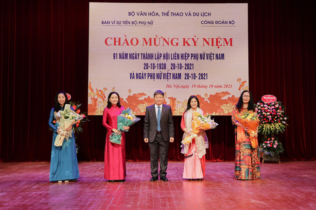 CĐ Bộ Văn hóa, Thể thao và Du lịch tổ chức gặp mặt truyền thống chào mừng ngày Phụ nữ Việt Nam
