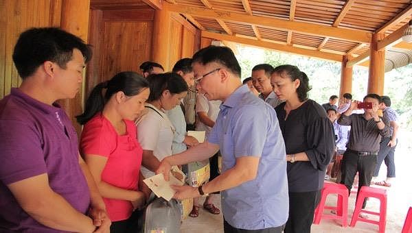 Bộ Tư pháp thăm, tặng quà đồng bào  vùng lũ huyện Quan Sơn, tỉnh Thanh Hóa