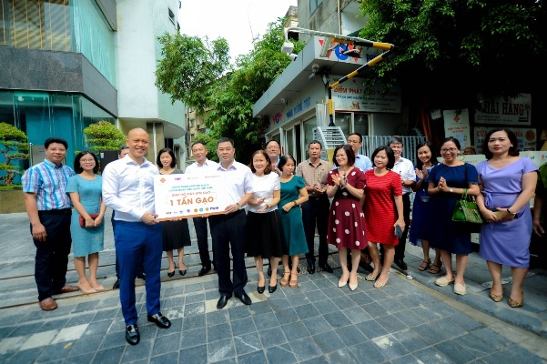 Khối Thi đua III – Công đoàn Viên chức Việt Nam trao 01 tấn gạo vào cây  “ATM gạo yêu thương” tại Đài Tiếng nói Việt Nam