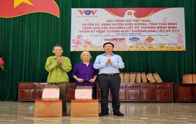 Đài Tiếng nói Việt Nam trao quà cho gia đình thương binh liệt sĩ ở Thái Bình