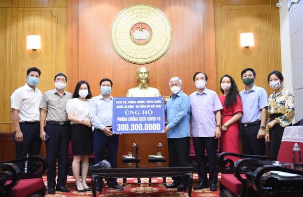 Công đoàn Đài Tiếng nói Việt Nam trao ủng hộ Quỹ phòng, chống Covid-19