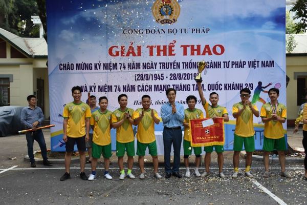 Công đoàn Bộ Tư pháp tổng kết, trao giải thể thao chào mừng 74 năm ngày truyền thống Ngành Tư pháp Việt Nam