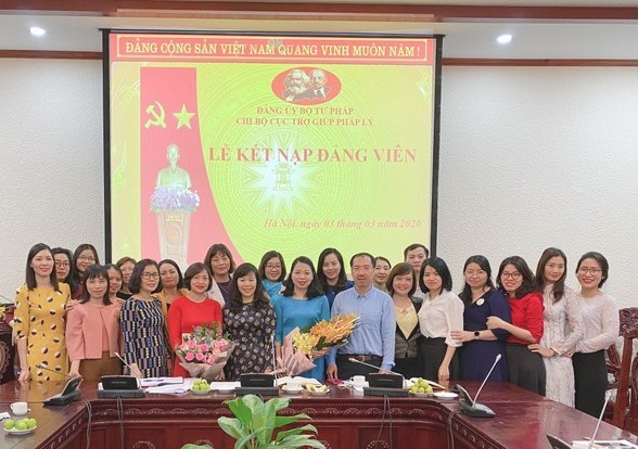 Phụ nữ Bộ Tư pháp hưởng ứng “Tuần lễ áo dài Việt Nam”
