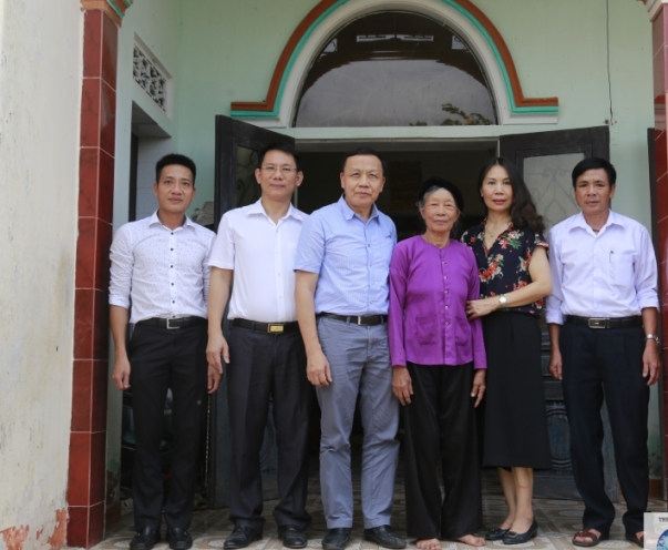 CĐ Bộ Ngoại giao thăm và tặng quà cho Mẹ Việt Nam anh hùng