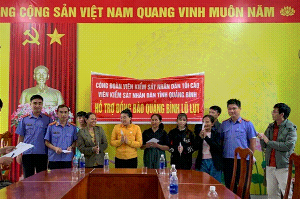 Công đoàn VKSND tối cao tặng quà hỗ trợ người dân vùng lũ lụt các tỉnh Quảng Bình, Quảng Trị