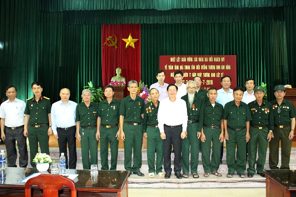 Công đoàn Bộ Nội vụ tổ chức thăm và tặng quà các thương binh, bệnh binh