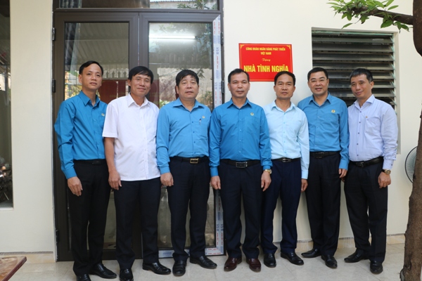 Công đoàn Ngân hàng Phát triển Việt Nam bàn giao nhà tình nghĩa cho đoàn viên công đoàn có hoàn cảnh khó khăn