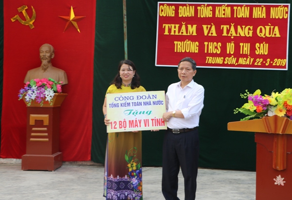 Công đoàn Kiểm toán Nhà nước tặng 22 máy tính 02 trường học tại xã Trung Lương, huyện Đô Lương, Nghệ An