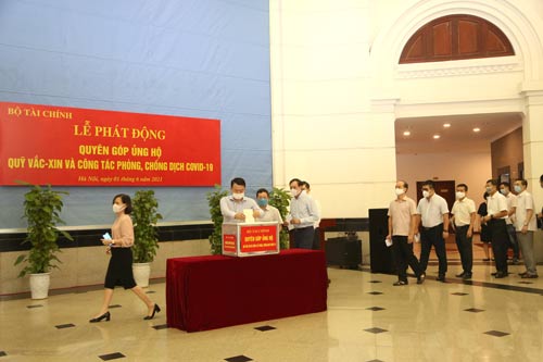 Công đoàn ngành Tài chính ủng hộ 1,8 tỷ đồng hỗ trợ người dân tại TP. Hồ Chí Minh và Bình Dương