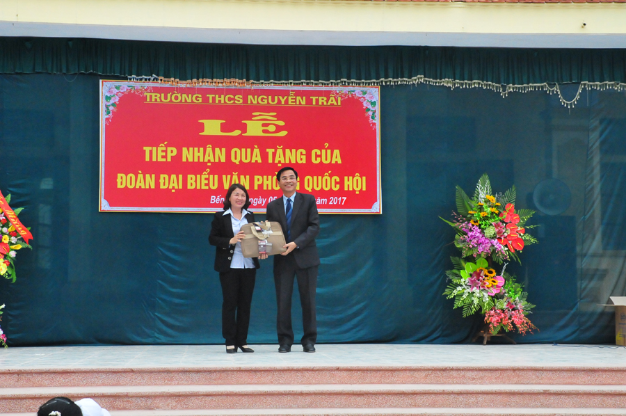 Công đoàn Văn phòng Quốc hội thăm, tặng quà tại Sơn La và Hải Dương