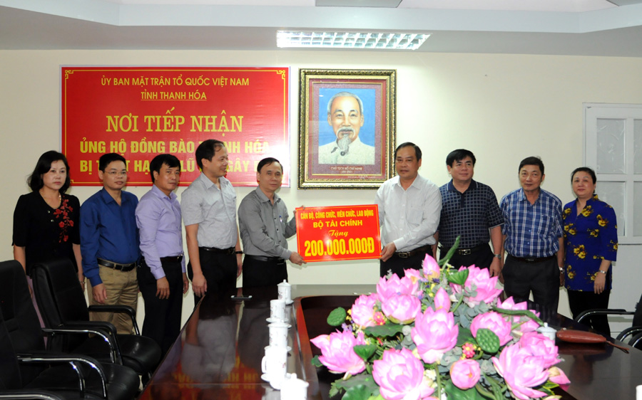 Công đoàn Bộ Tài chính ủng hộ đồng bào bị lũ lụt ở tỉnh Thanh Hóa và Ninh Bình