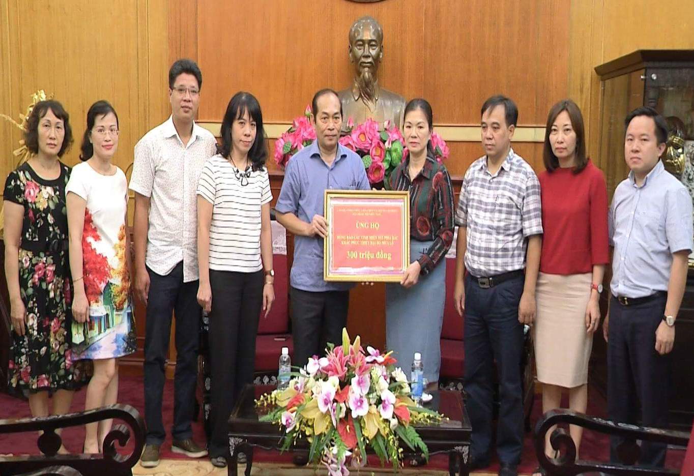 Công đoàn Đài Tiếng nói Việt Nam trao tiền ủng hộ đồng bào vùng lũ