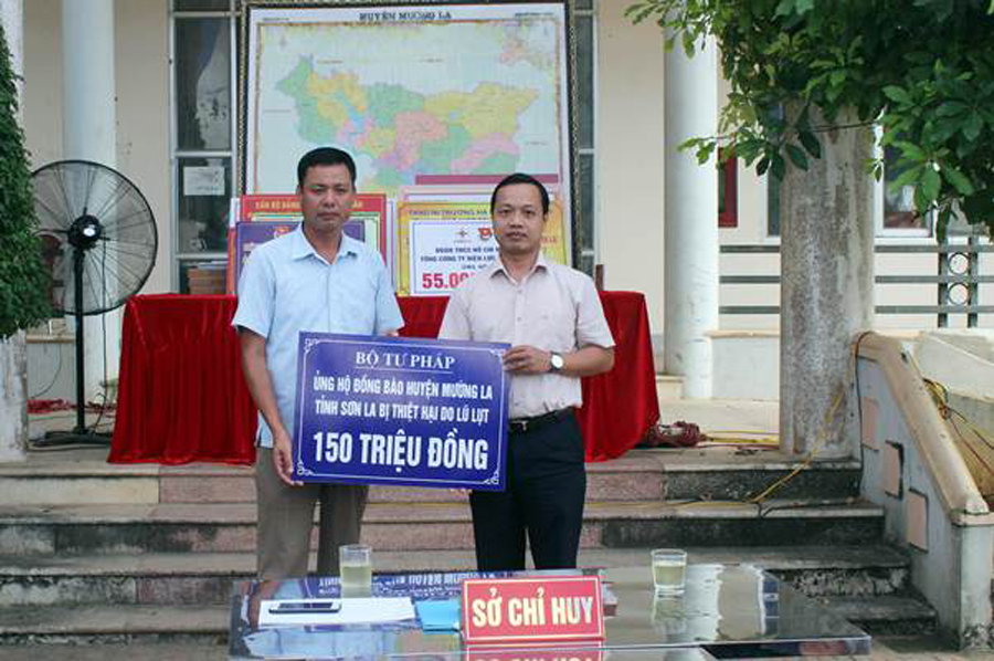 Bộ Tư pháp thăm và tặng quà đồng bào bị lũ lụt tại Yên Bái và Sơn La