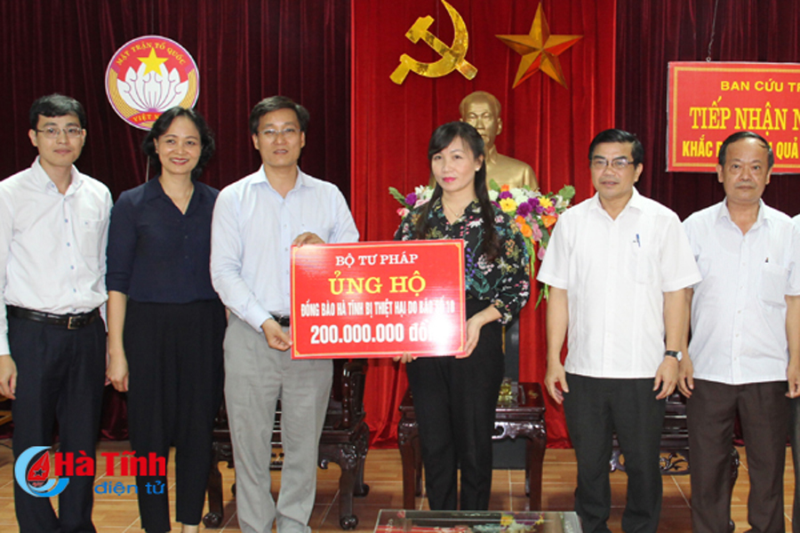 CĐ Bộ Tư pháp trao quà hỗ trợ khắc phục hậu quả bão số 10 tại hai tỉnh Quảng Bình và Hà Tĩnh