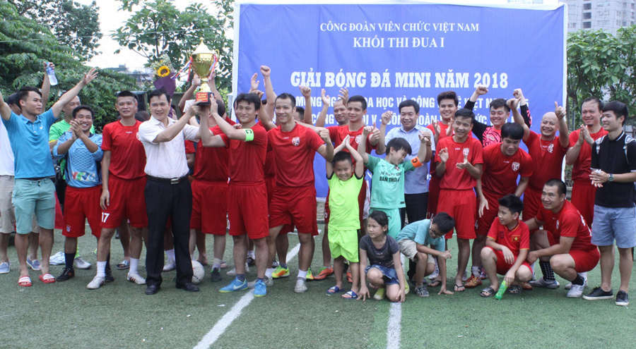 Khối thi đua I tổ chức Giải bóng đá chào mừng Ngày KH&CN Việt Nam 18/5 và thành công Đại hội V Công đoàn Viên chức Việt Nam