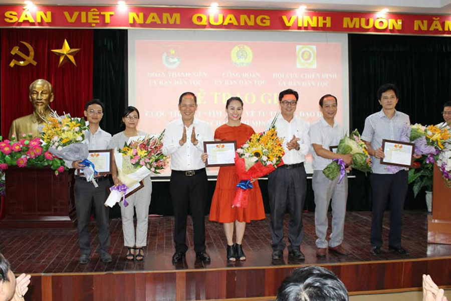 CĐ Ủy ban Dân tộc Trao giải Cuộc thi “Tìm hiểu về tư tưởng, đạo đức, phong cách Hồ Chí Minh”