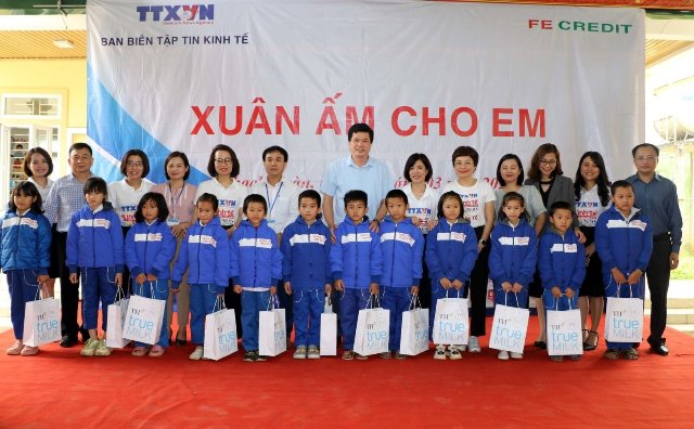 Bàn giao công trình nước sạch cho học sinh khó khăn tại tỉnh Nghệ An