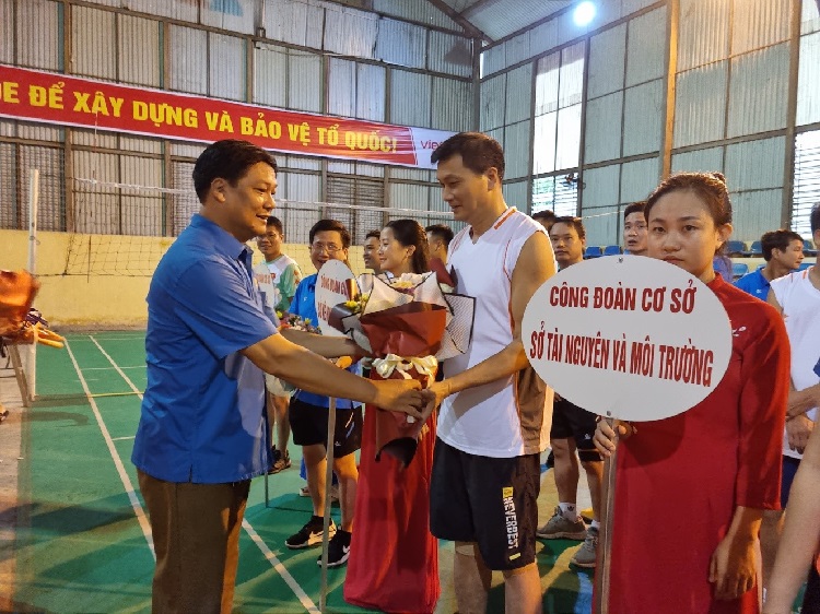 Cụm thi đua số 2 Công đoàn Viên chức tỉnh Yên Bái tổ chức giải bóng chuyền hơi cho đoàn viên, công chức, viên chức lao động
