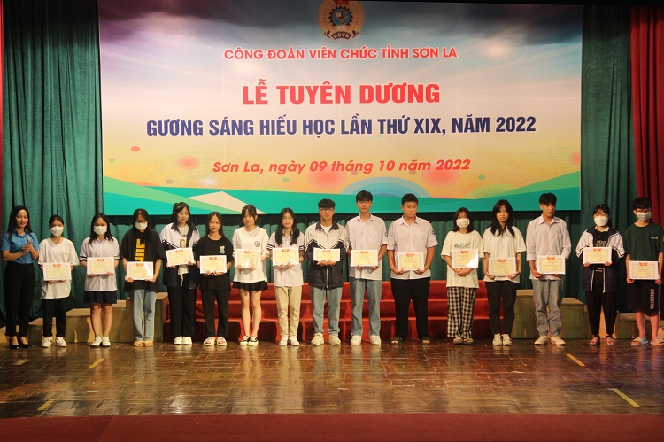 Công đoàn Viên chức tỉnh Sơn La tổ chức Lễ tuyên dương “Gương sáng hiếu học” lần thứ 19, năm 2022
