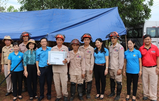 Công đoàn Viên chức tỉnh Quảng Bình thăm, tặng quà cho CNLĐ nhân dịp “Tháng Công nhân” năm 2019