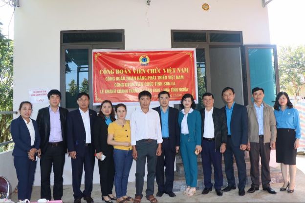 Công đoàn Viên chức tỉnh Sơn La tổ chức lễ khánh thành bàn giao nhà tình nghĩa