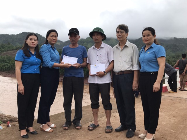 CĐVC tỉnh Quảng Trị: Thăm và hỗ trợ lũ lụt trên địa bàn huyện Đakarong