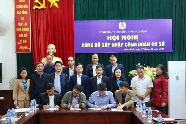 CĐVC tỉnh Hòa Bình tổ chức Hội nghị công bố sáp nhập công đoàn cơ sở