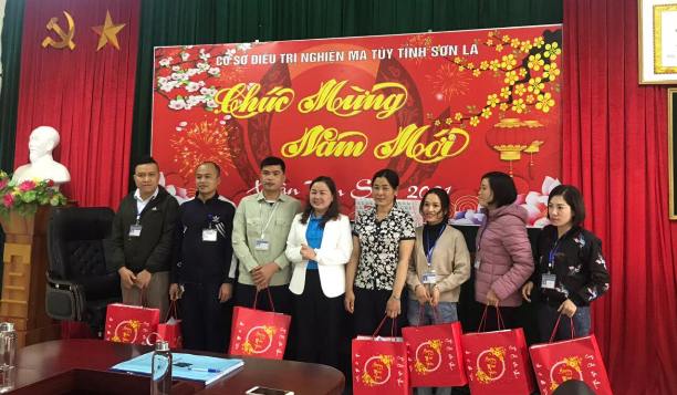 Công đoàn Viên chức tỉnh Sơn La thăm hỏi, chúc tết các đơn vị, tặng quà cho đoàn viên có hoàn cảnh khó khăn nhân dịp tết nguyên đán Tân Sửu 2021