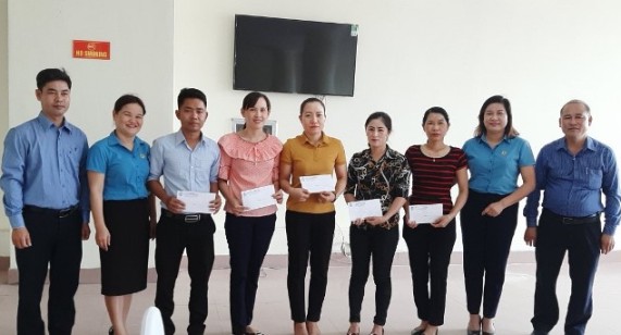 Công đoàn Viên chức tỉnh Quảng Trị thăm hỏi và tặng quà cho đoàn viên nhân dịp Tháng Công nhân